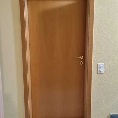 شقة Chris Cadenazzo